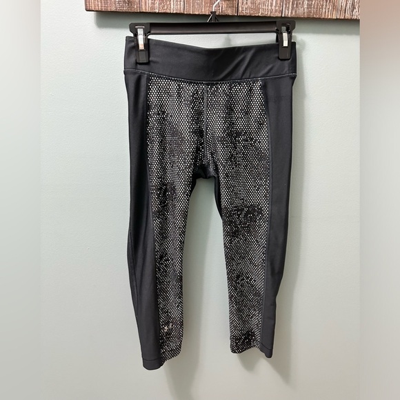 UNDER Armour HeatGear Cropped Leggings size medium - Picture 1 of 14